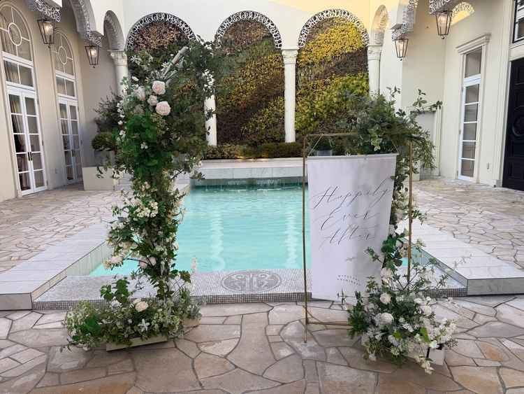 門から入ると目の前にプール。シャボン玉の演出がよかったです。