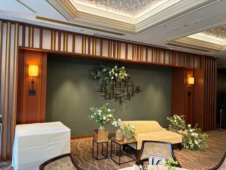 披露宴会場のソファ版の新郎新婦が座るところです