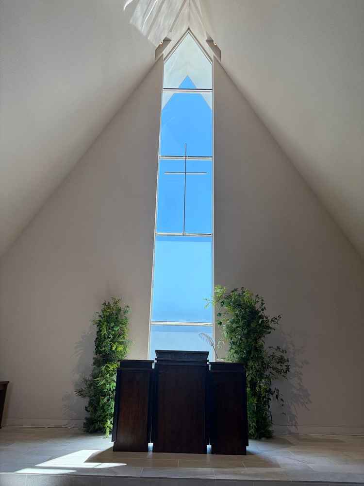 チャペルの写真。シンプルなデザインですが、空が見え素敵でした。
