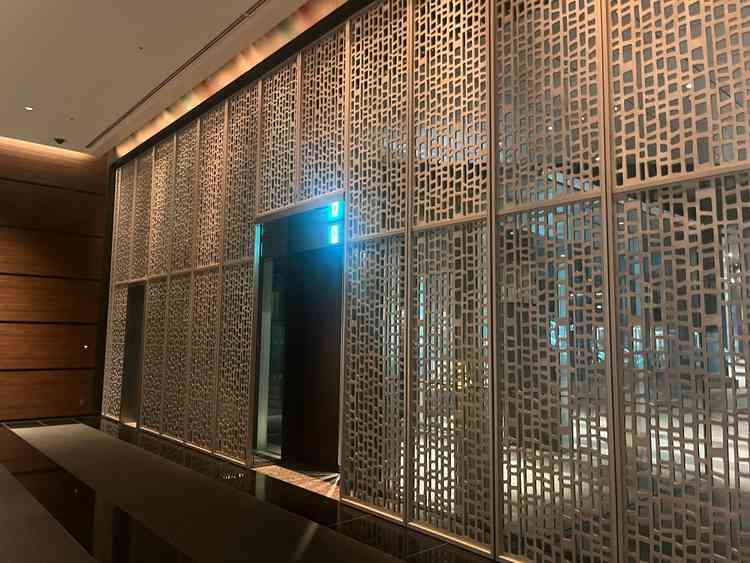 エントランスの壁。フォトスポットとして有名な箇所