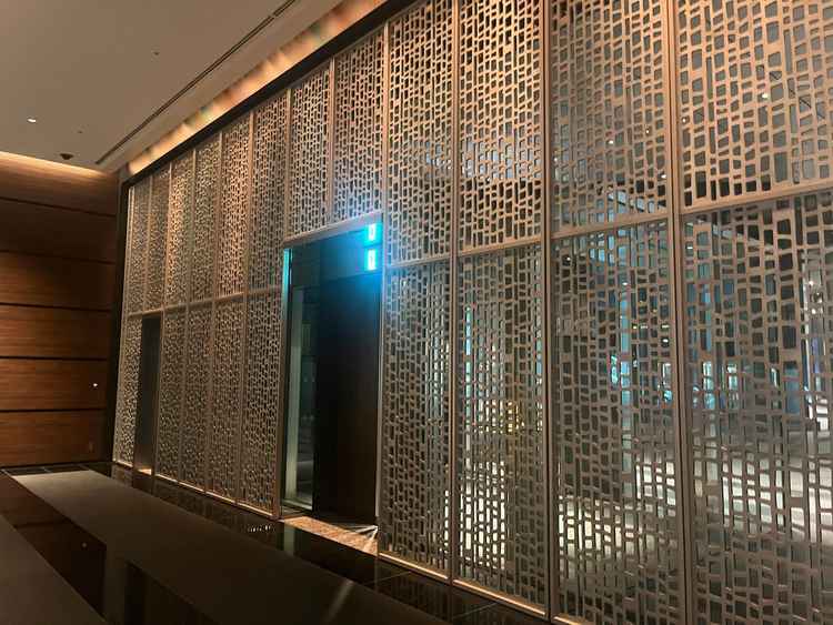 エントランスの壁。フォトスポットとして有名な箇所