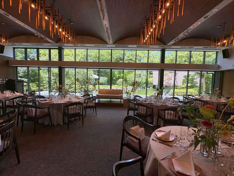 80人収容可能な披露宴会場。窓の外に少し出れる場所があるので、そこからの再入場もできるそう。