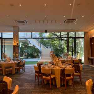 披露宴会場。目の前のガーデン、階段を最大限に生かすことのできる、開放感あふれる空間。