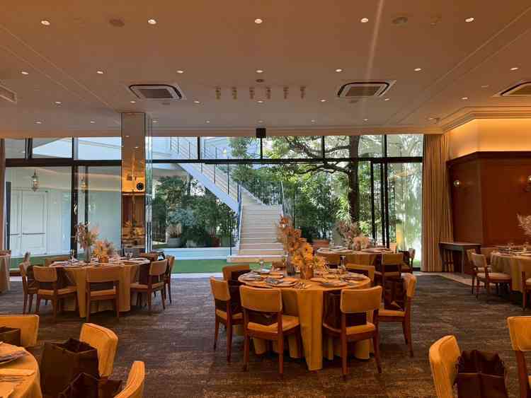 披露宴会場。目の前のガーデン、階段を最大限に生かすことのできる、開放感あふれる空間。