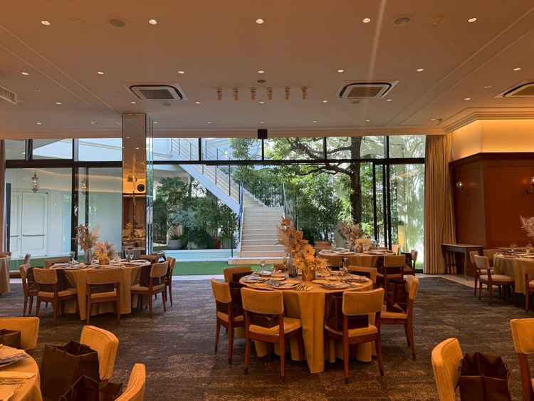 披露宴会場。目の前のガーデン、階段を最大限に生かすことのできる、開放感あふれる空間。