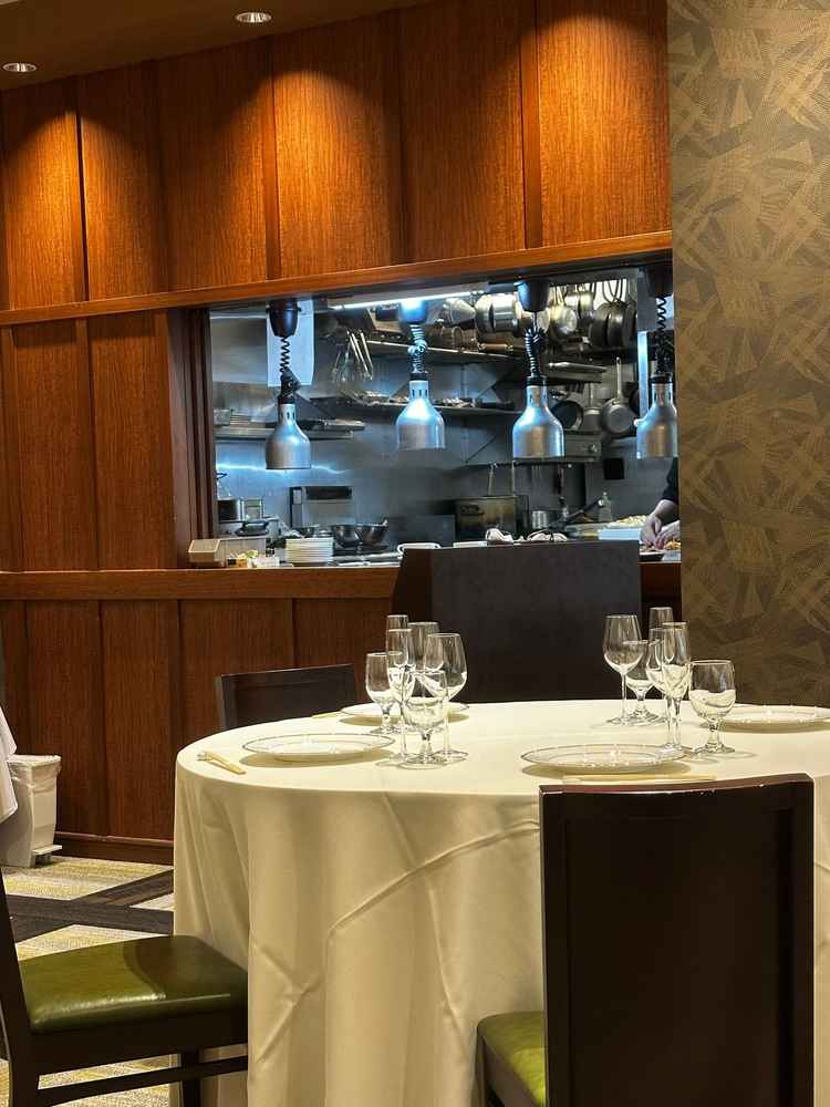 披露宴会場にオープンキッチンがあります。温かい料理をすぐゲストに食べてもらえます。