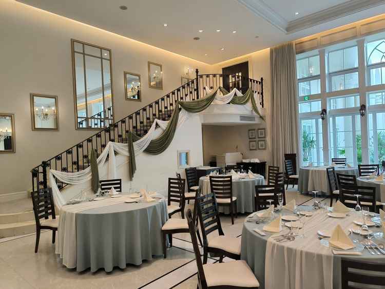 披露宴会場の階段当日はここから新郎新婦入場で上から皆に祝福される感動があります