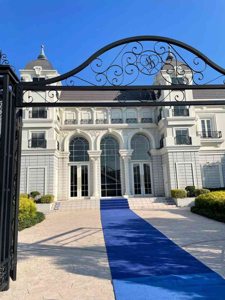 結婚式場の入り口　白い建物に青いカーペットが映えていて素敵でした