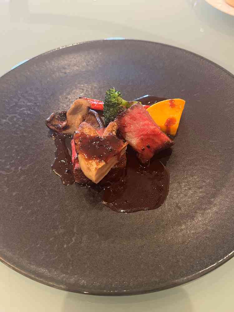 料理の盛り付けも素敵。お肉もフォアグラも美味しかったです。