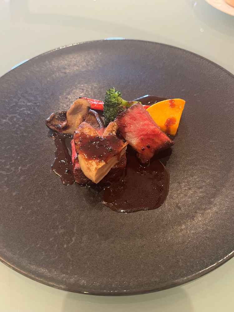 料理の盛り付けも素敵。お肉もフォアグラも美味しかったです。