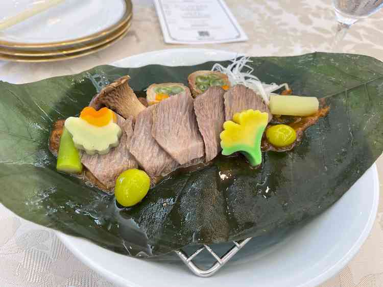 和食の豚のメインディッシュ。葉がアクセントになっており見た目も美しい。