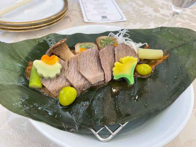 和食の豚のメインディッシュ。葉がアクセントになっており見た目も美しい。