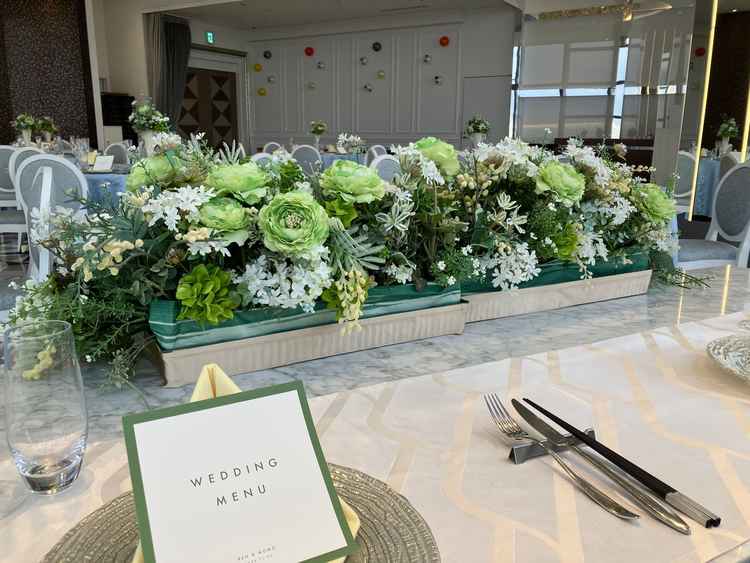 高砂。会場全体が見やすい。後ろは窓ですが逆光にはならず綺麗な写真が撮れます。ゲストとの距離も近いです