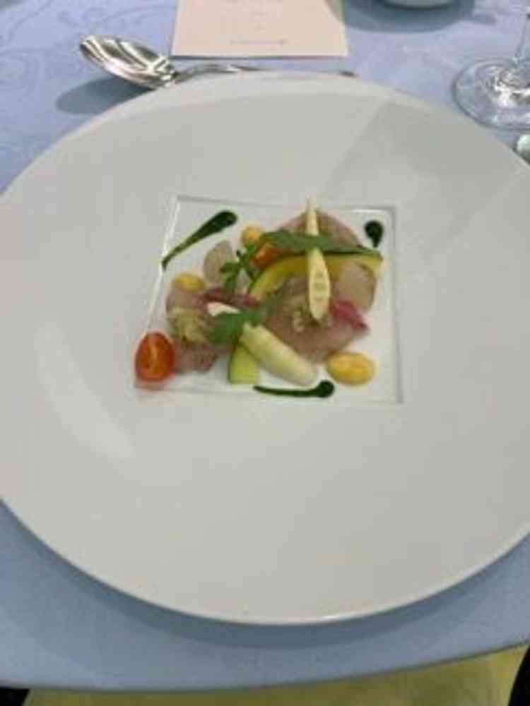 ウェディングフェアの試食でほぼフルコースが提供された。前菜ハマチのカルパッチョ
