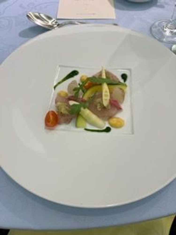 ウェディングフェアの試食でほぼフルコースが提供された。前菜ハマチのカルパッチョ