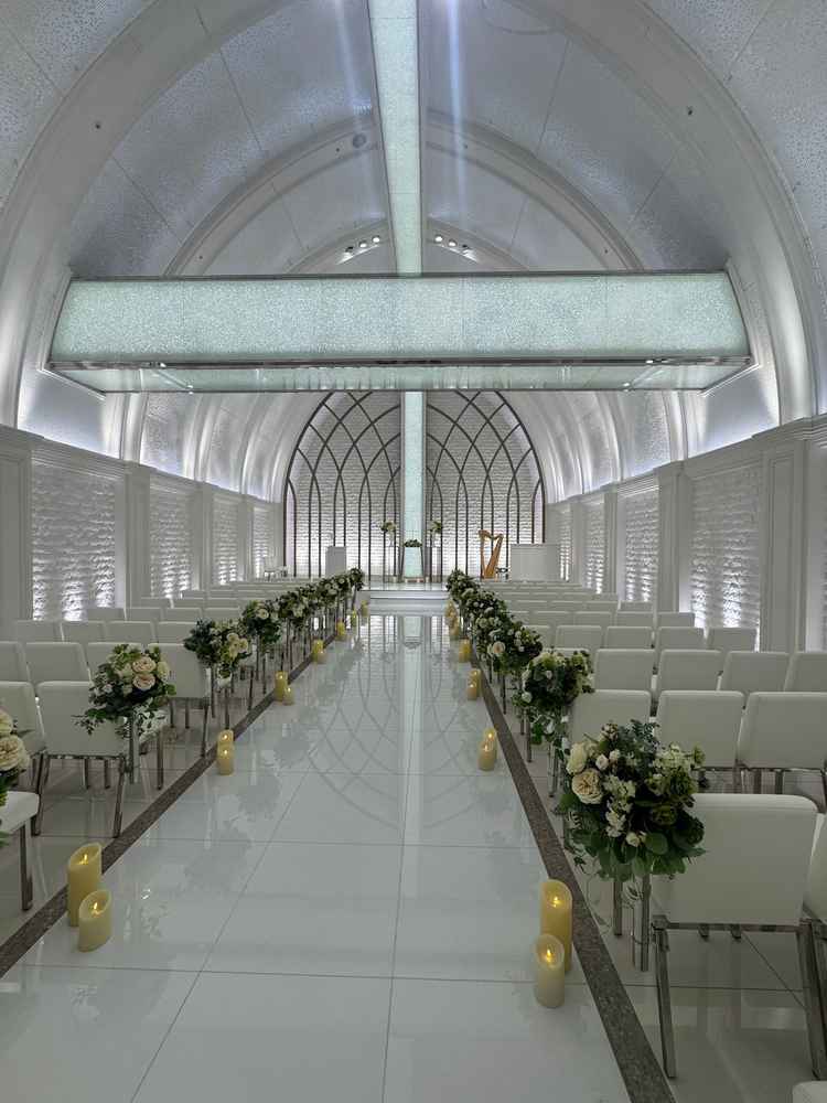 真っ白なチャペルで天井が高く開放感があり、また、天井の横柱と縦柱が十字架に見えるようになっていました