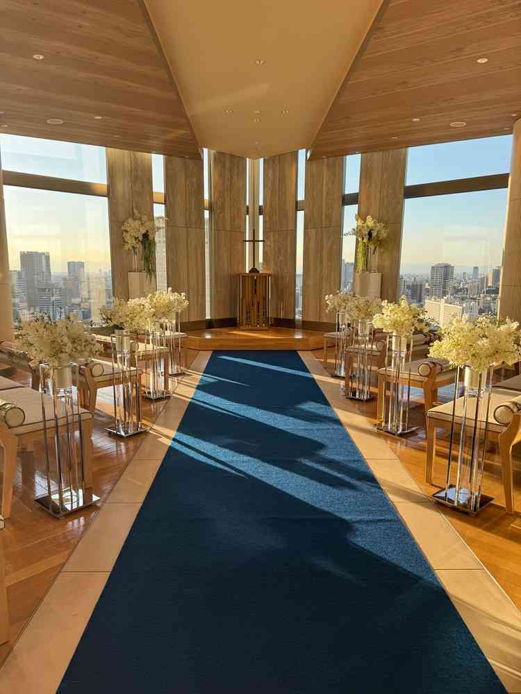 チャペルはこじんまりとした印象でしたが、鏡張りだったり前面がガラス張りで眺望がいいため開放感あります