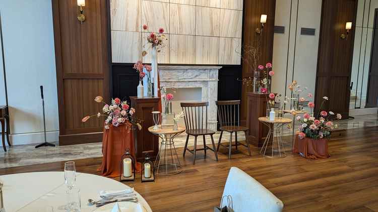 ヴィクトリアハウスの披露宴会場。フラワーコーディネーターさんのセンスが素晴らしいことが分かる。
