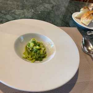披露宴会場「エトゥルスキ」でのコース試食。イタリアンのコースで、季節のパスタを取り入れているとのこと