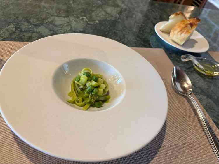 披露宴会場「エトゥルスキ」でのコース試食。イタリアンのコースで、季節のパスタを取り入れているとのこと