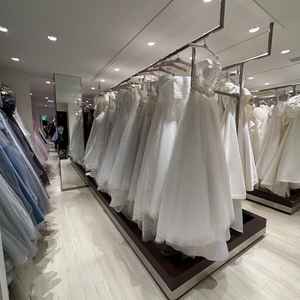 ドレスショップ。建物内にあり、ドレスの数もカラードレスも含めてたくさんありました。