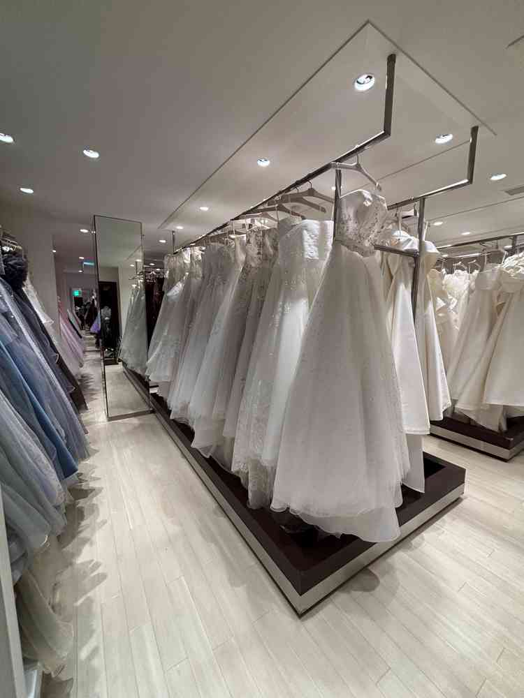 ドレスショップ。建物内にあり、ドレスの数もカラードレスも含めてたくさんありました。