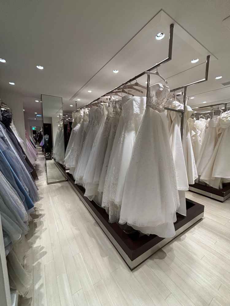 ドレスショップ。建物内にあり、ドレスの数もカラードレスも含めてたくさんありました。