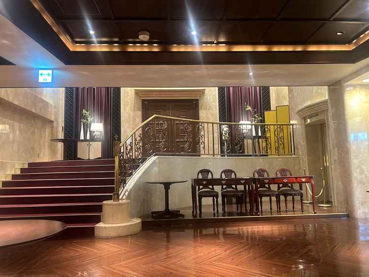 受付と披露宴会場につながる階段です