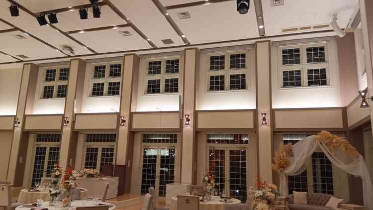 プロジェクションマッピングも可能なアールベルアンジェ三重。