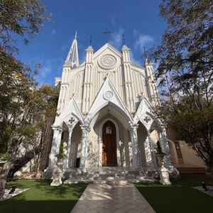 チャペル外観はお城のようで青空と芝によく映える。日が暮れてライトアップされた様子も美しそう。