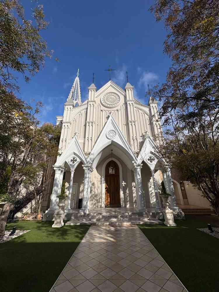 チャペル外観はお城のようで青空と芝によく映える。日が暮れてライトアップされた様子も美しそう。