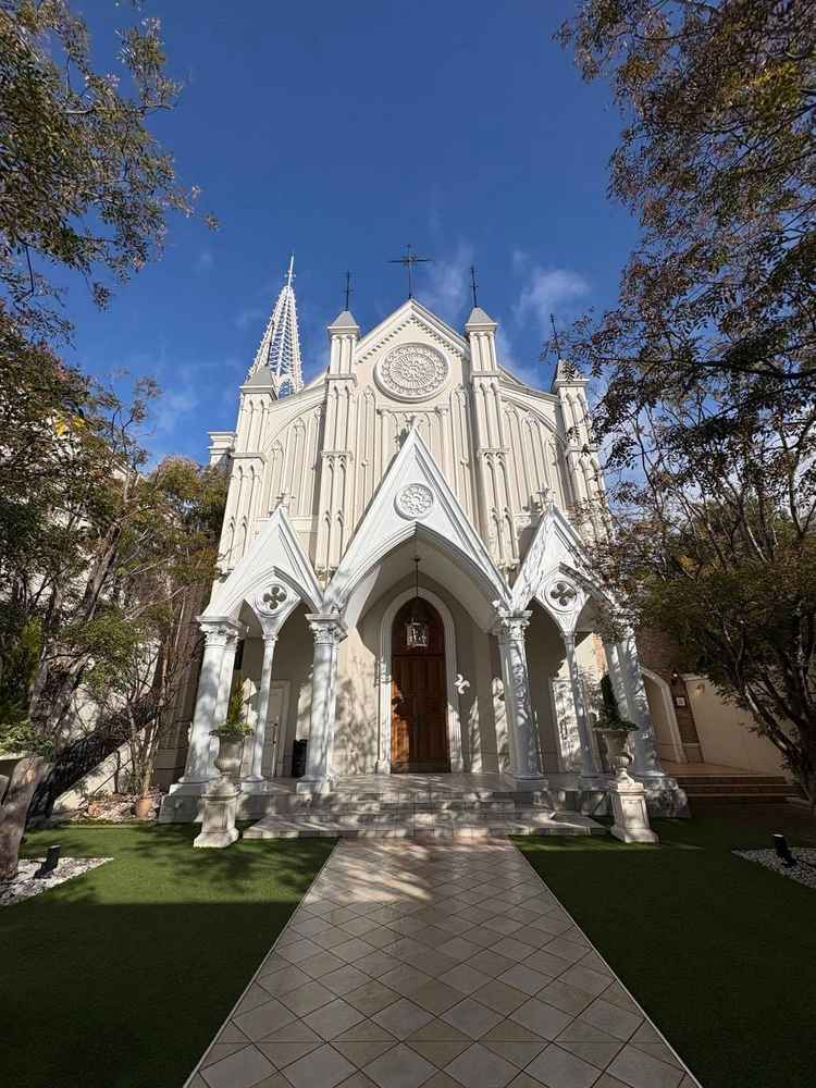 チャペル外観はお城のようで青空と芝によく映える。日が暮れてライトアップされた様子も美しそう。