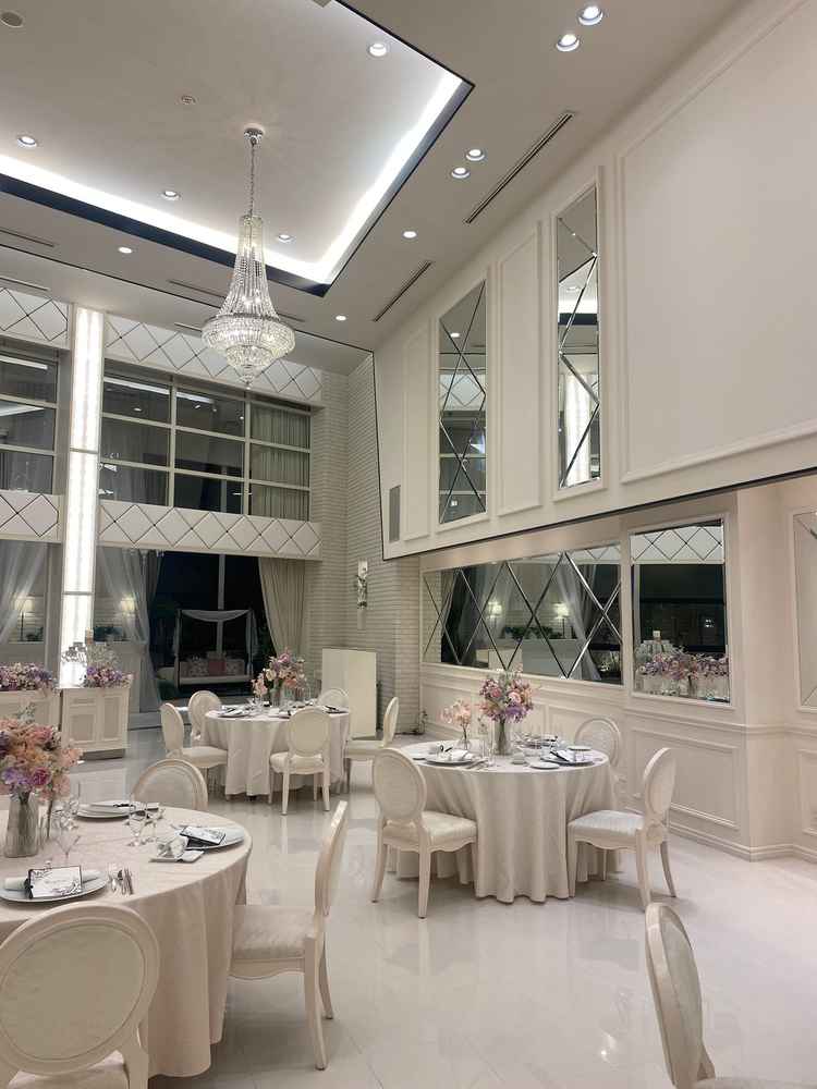 ロイヤルな雰囲気の会場。クロスやお花の色を変えるだけでだいぶ印象が変わる。