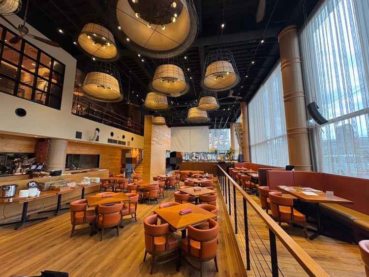 1Fフロア。天井が高く開放感があります。一部2段になっているスペースがあります。