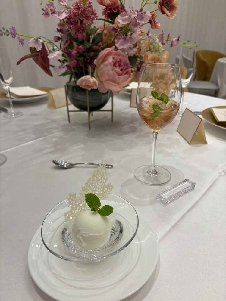 料理③ミルクジェラートと紅茶のモクテル。パリパリの塩味が聞いたものが添えてあり甘味が引き立つ。