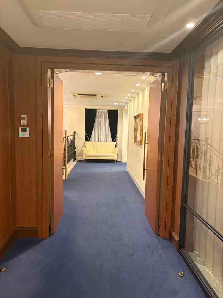 控え室からチャペルまでの道も青くてとても可愛かったです。