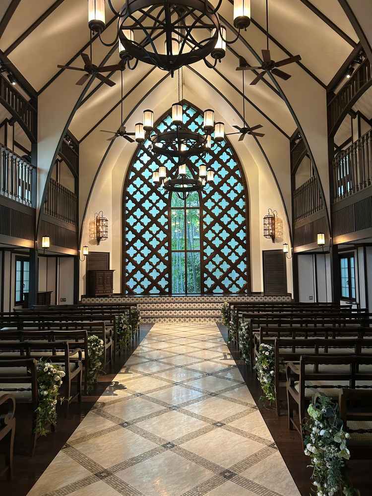 優しい光の溢れるチャペルです。シックで落ち着いた雰囲気があり、とても素敵な空間でした。