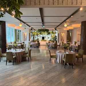 緑豊かな披露宴会場の写真。緑と木を意識した装飾が落ち着きがあり良かった。