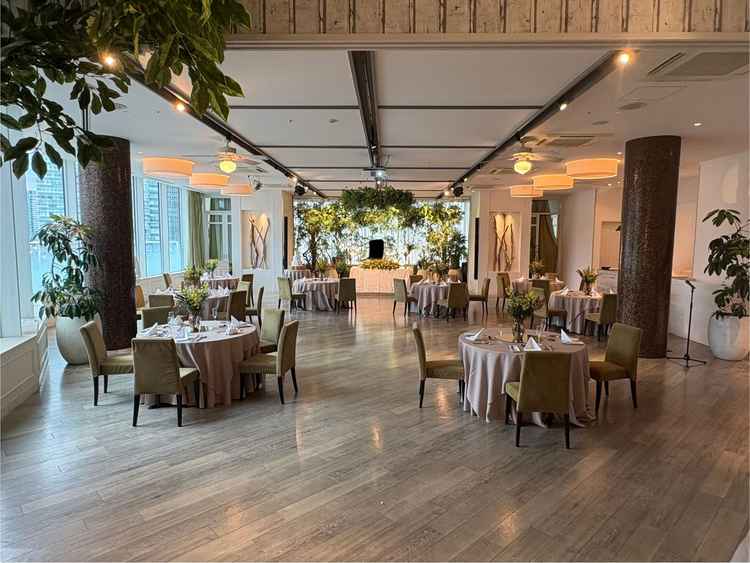 緑豊かな披露宴会場の写真。緑と木を意識した装飾が落ち着きがあり良かった。