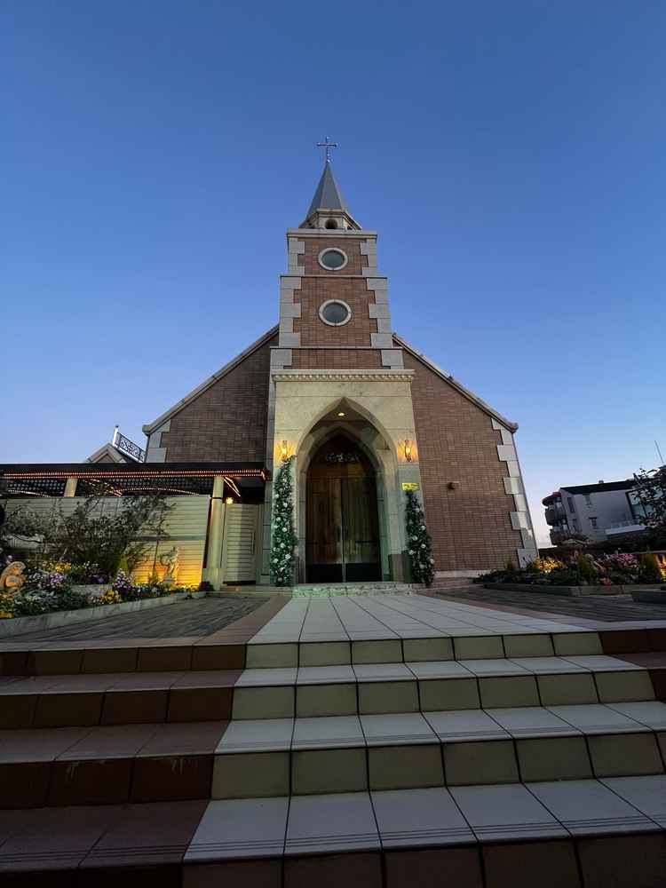 ホテルの屋上にあるチャペルです。丸い窓が特徴的だと思いました。