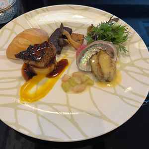 あわび、飛騨牛がのっているが、私は豆のにんにくソース？が好きだった。味も美味しかった。