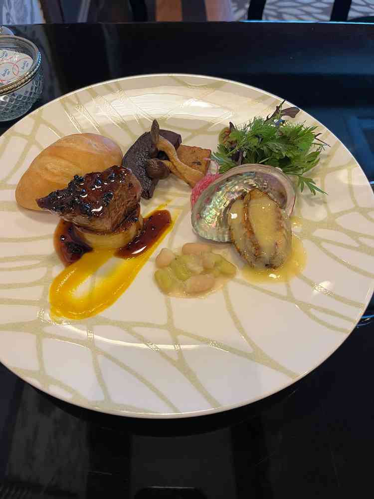 あわび、飛騨牛がのっているが、私は豆のにんにくソース？が好きだった。味も美味しかった。