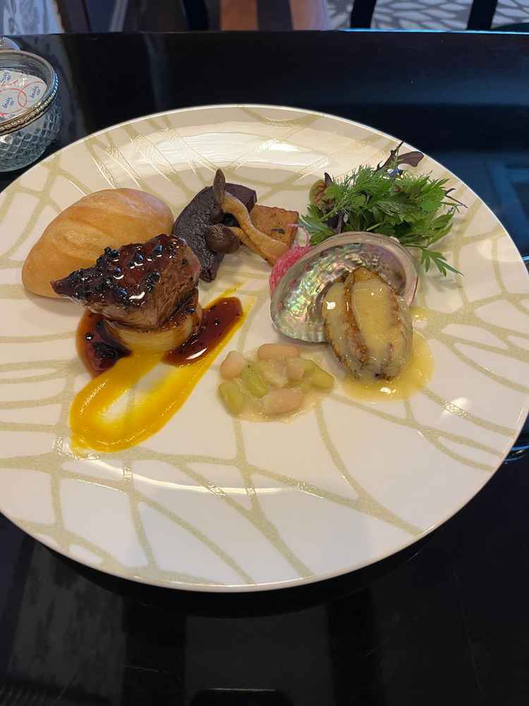 あわび、飛騨牛がのっているが、私は豆のにんにくソース？が好きだった。味も美味しかった。