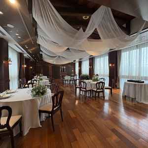 スカイバンケットエノクは茶色ベースの内装で、お花やグリーンが映えるようなカラーコーディネートでした。