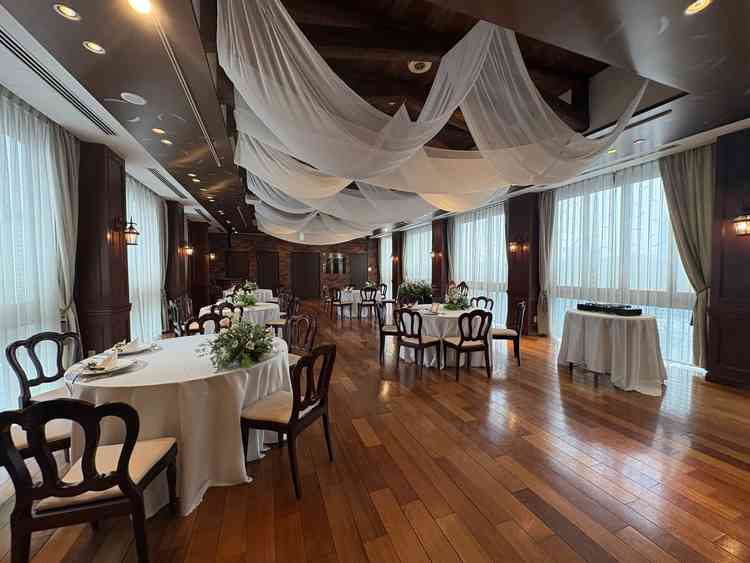 スカイバンケットエノクは茶色ベースの内装で、お花やグリーンが映えるようなカラーコーディネートでした。