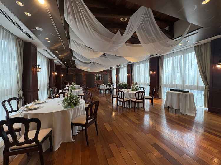 スカイバンケットエノクは茶色ベースの内装で、お花やグリーンが映えるようなカラーコーディネートでした。