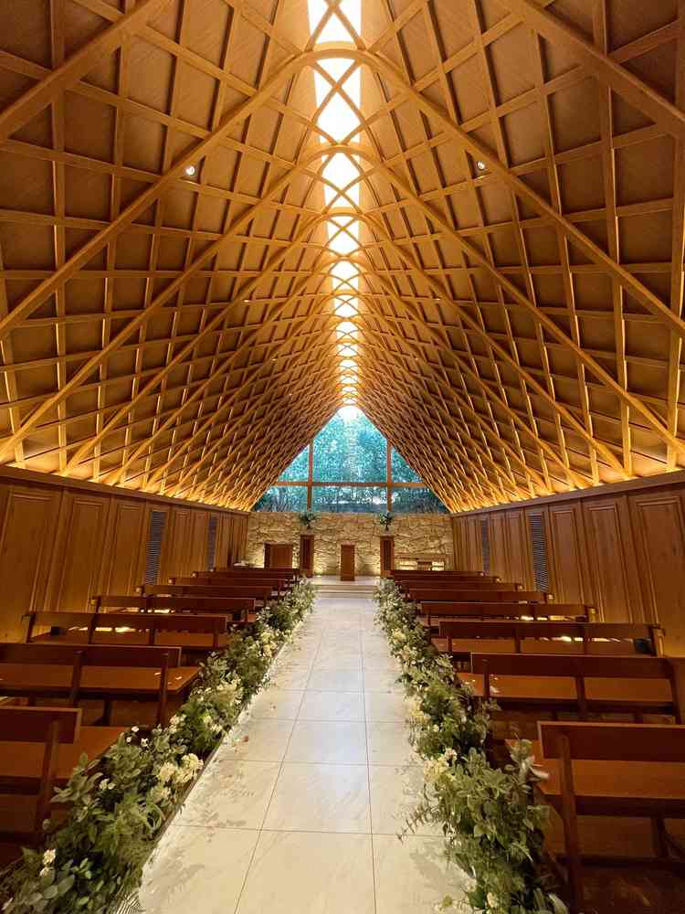 木製チャペル全体の写真。落ち着いた雰囲気があります。