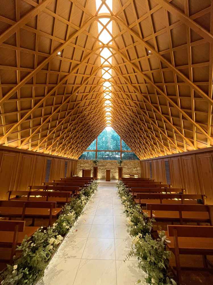 木製チャペル全体の写真。落ち着いた雰囲気があります。