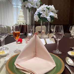 華やかなテーブルに食器やテーブルクロスが非常に彩りを与えておりました。