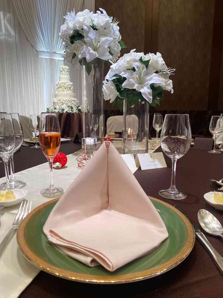 華やかなテーブルに食器やテーブルクロスが非常に彩りを与えておりました。